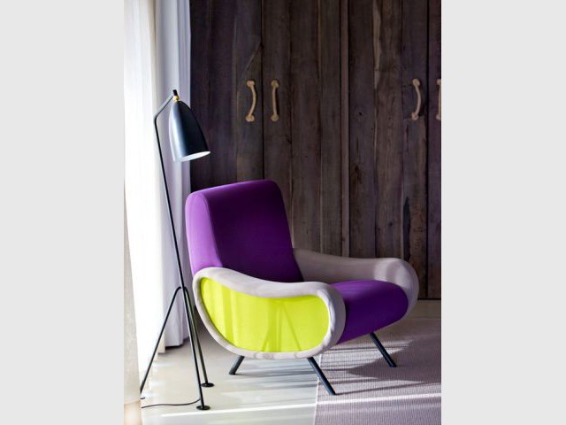 Des fauteuils fifties colorés - Hôtel La Plage Casadelmar