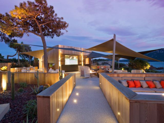 Une terrasse en bois vue de nuit - Hôtel La Plage Casadelmar