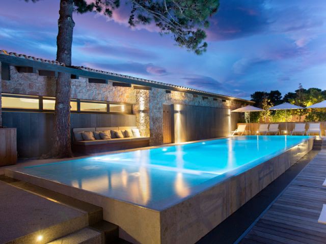 Une piscine entre bois et pierre - Hôtel La Plage Casadelmar