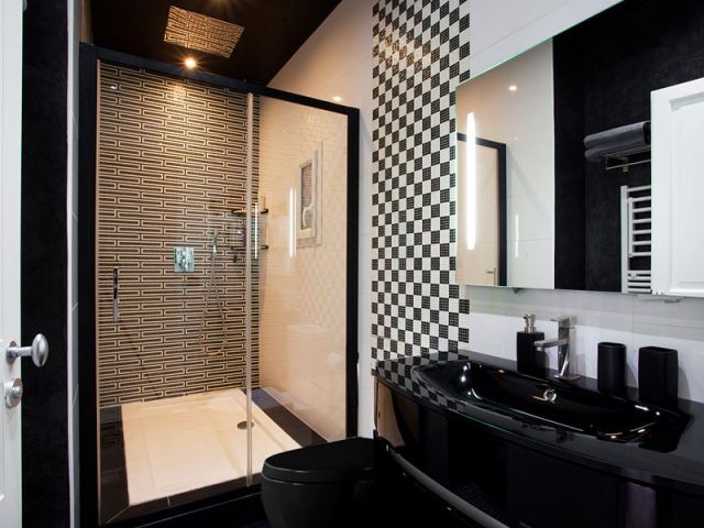 Une des salles de bains réservée à l'un des enfants - Denise Omer - 16ème arrondissement rénovation