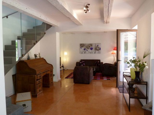 Un salon chaleureux et un escalier moderne - Bastide Aix-en-Provence