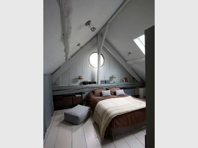 Après : une chambre parentale au look "cabane de pêcheur scandinave" - Rénovation Rambouillet - grange