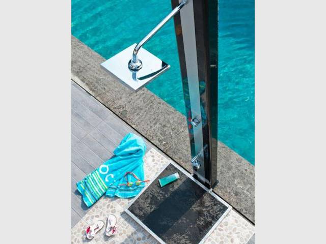 10 douches d'extérieur pour agrémenter votre piscine