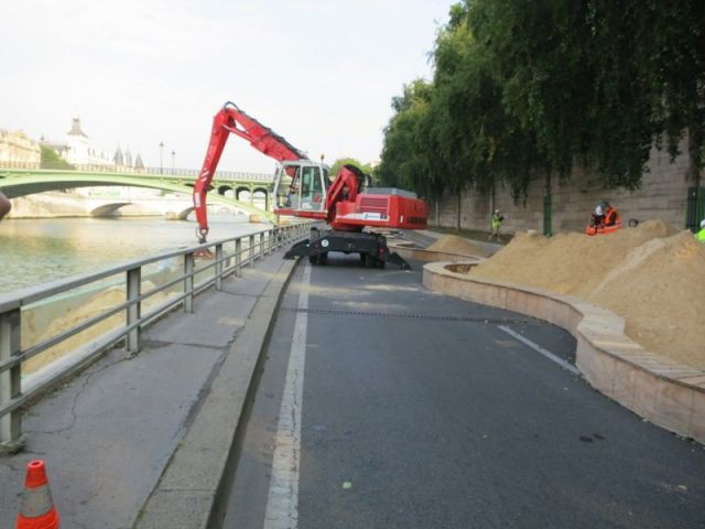 Extraction du sable de la barge - Paris Plages