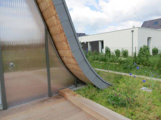 Une maison posée sur un socle - maison vague