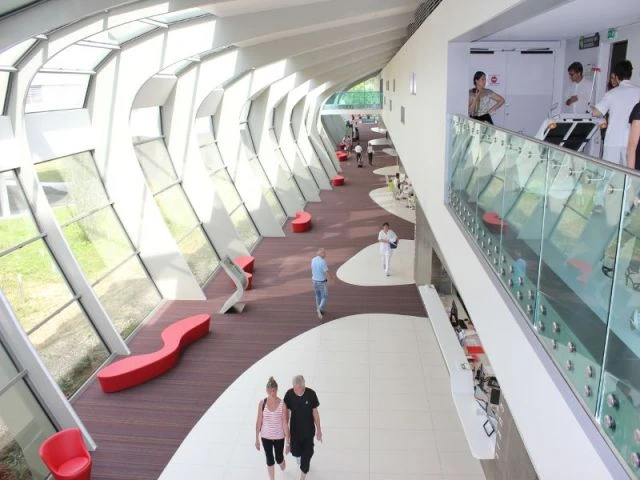 Un hall en forme de rue  - L'hôpital Robert Schuman à Metz et domotique
