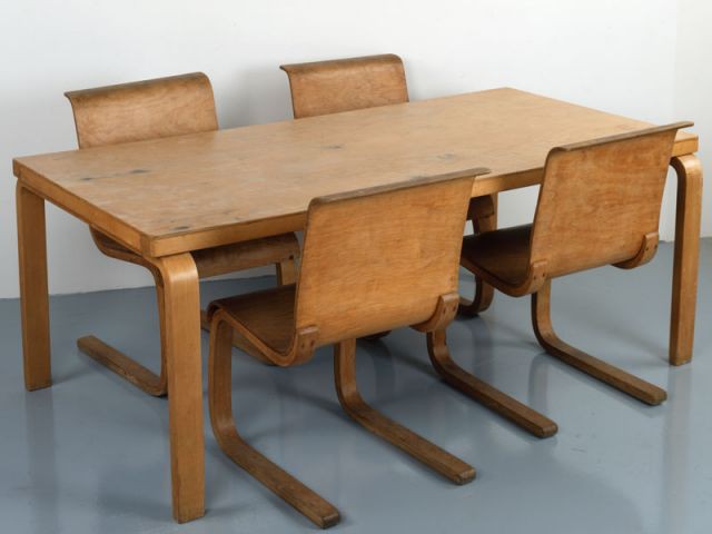 Table et chaises (Aalto) - Pièces - exposition "Histoire des formes de demain" Saint-Etienne