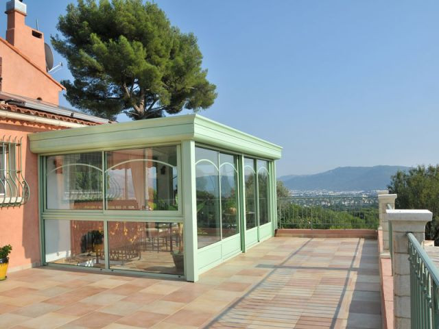 Une terrasse large et ensoleillée - Véranda Primevère Reynaers verte