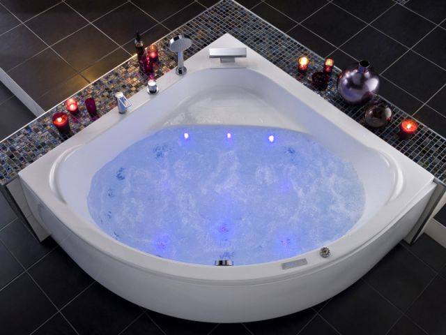 Baignoire balnéo ou SPA de salle de bain