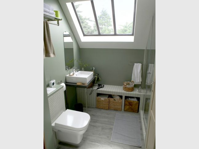 Une salle de bains sous les toits - Mini salle de bains