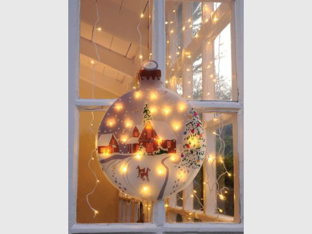 Une boule géante pour une fenêtre accueillante - Déco lumineuse Noël
