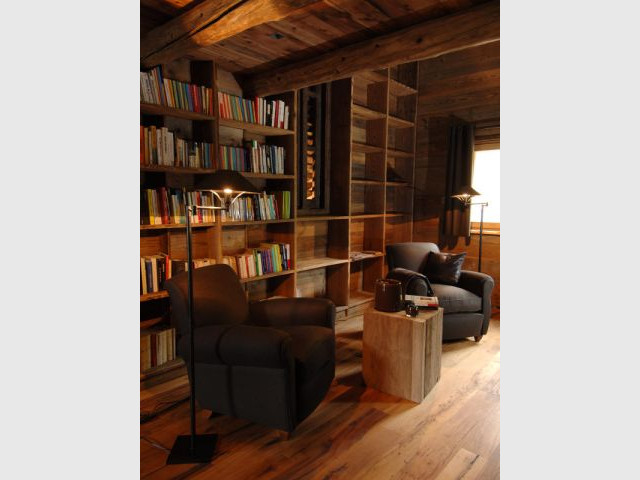 Une bibliothèque bardée de bois ancien - Chalets Bayrou