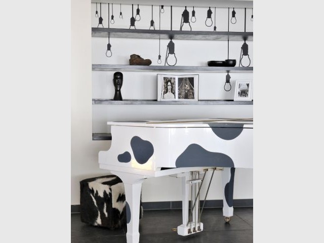 Un piano motif vache pour rappeler la montagne - Hôtel Le Cambrian