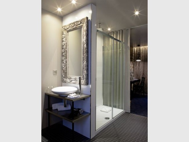Une salle de bains comme un vestiaire masculin - Hôtel**** Eugène en ville