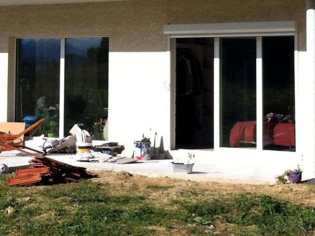 Pas de coffres en linteaux pour les volets roulants - Maison passive dans les Pyrénées-Atlantiques