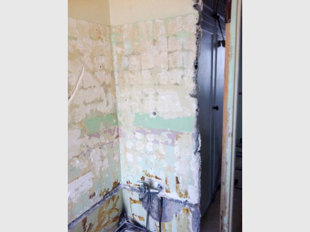 De gros travaux de plomberie - Une salle de bain graphique et rétro