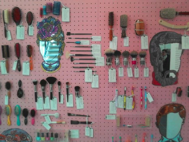 Les pinceaux de maquillage - Exposition "Du ménage à l'art"