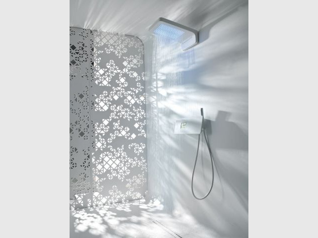 Une douche high-tech au décor futuriste  - Douche à l'italienne