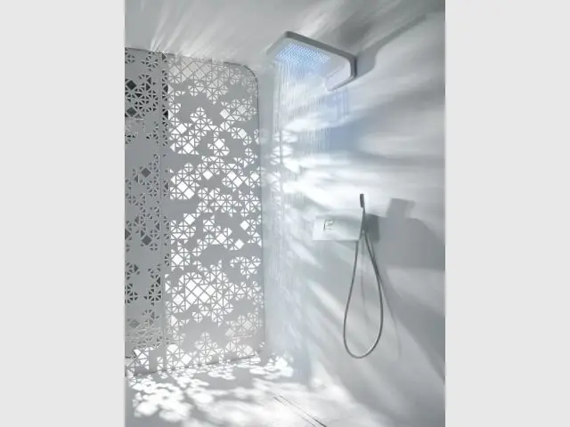 Une douche high-tech au décor futuriste  - Douche à l'italienne