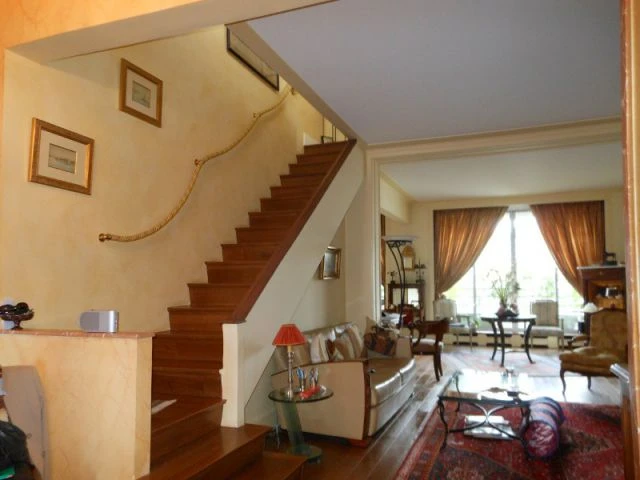 Un salon au mobilier ancien - Appartement familly loft