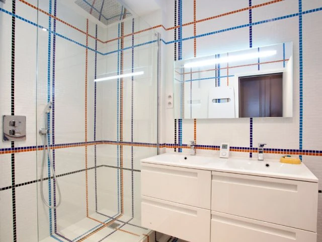 Une salle de bains lumineuse et ludique - Appartement familly loft