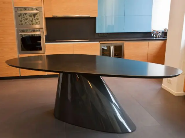 Une table à manger adaptée à la configuration de la pièce - Appartement familly loft