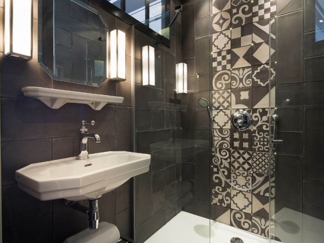 Une salle de bains graphique et moderne - Un ancien atelier transformé en hôtel chic