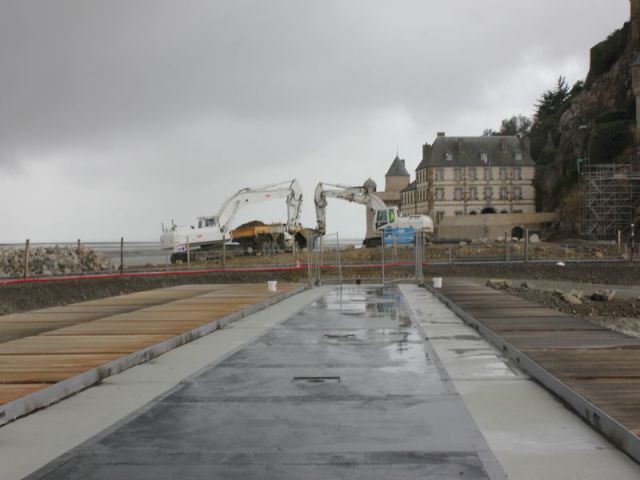 "Un squelette métallique" - Pont passerelle du Mont-Saint-Michel  en construction