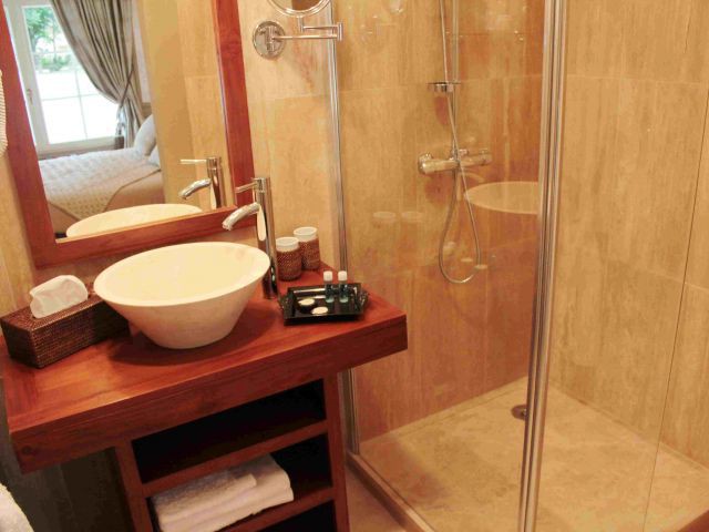 Une salle de bains habillée de pierre de Bourgogne - Le Clos Eugénie