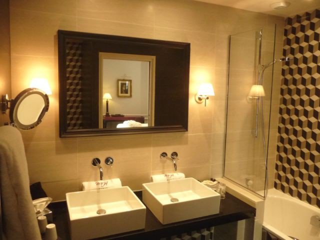 Des salles de bains mêlant décoration rétro et graphique - Hôtel Bourgogne & Montana
