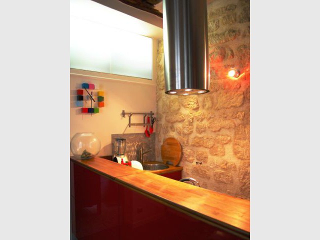 Une cuisine moderne et équipée d'un plateau de bar dépliable - Une loge de gardien transformée en studio moderne