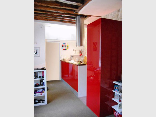 Un rouge vif et dynamique - Une loge de gardien transformée en studio moderne