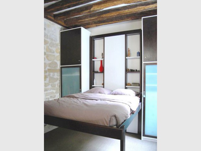 Un lit escamotable pour gagner du volume au sol - Une loge de gardien transformée en studio moderne