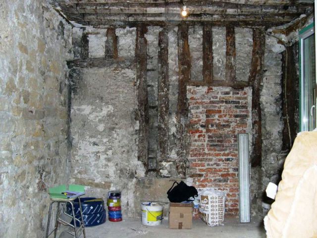 La restauration des poutres apparentes - Une loge de gardien transformée en studio moderne