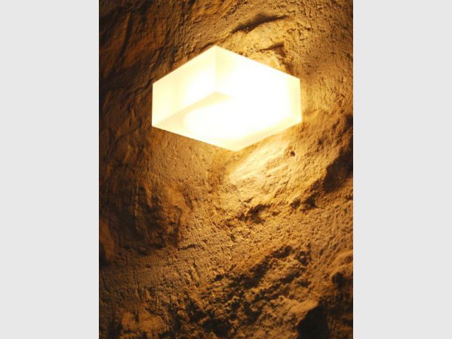Un cube luminaire valorisant la pierre apparente  - Une loge de gardien transformée en studio moderne