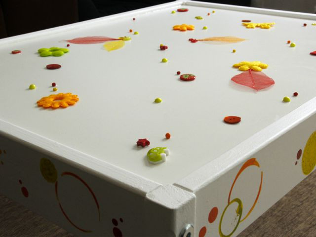 Customiser un meuble pour enfant : Décorer la table - Tutoriel customiser mobilier pour enfants