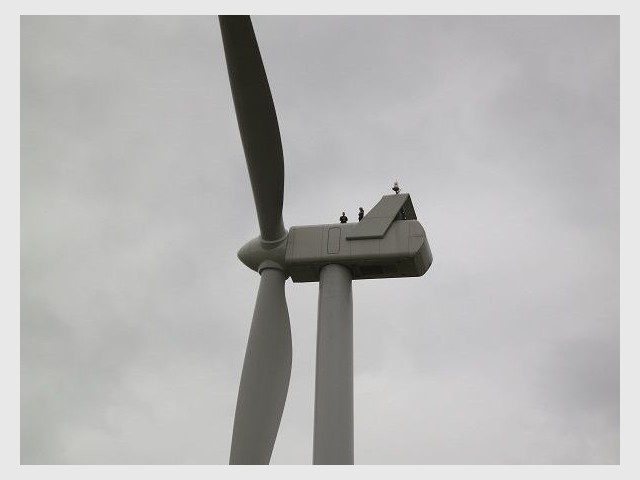 Techniciens sur une éolienne