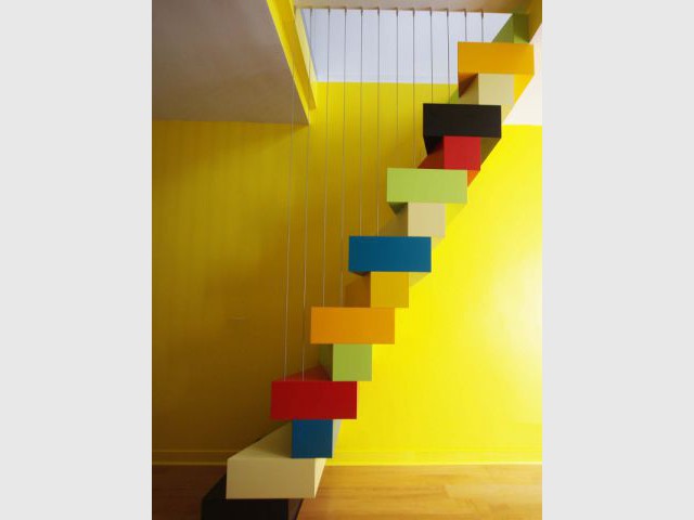 Sept coloris - Un escalier à pas japonais égaye un duplex parisien