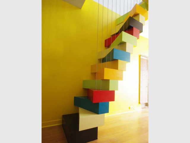 Un escalier en suspension - Un escalier à pas japonais égaye un duplex parisien