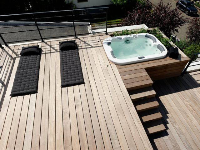 jacuzzi extérieur avec revêtement en pierre sur la terrasse en