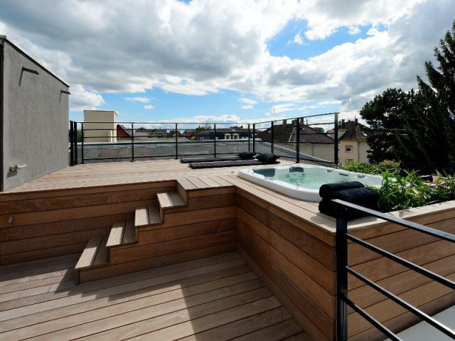 Une terrasse surélevée pour intégrer le nouveau spa - Un toit reconverti en terrasse