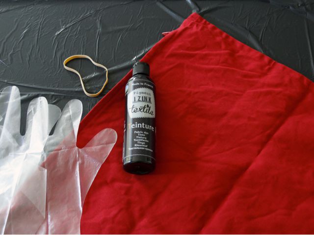 Réaliser un coussin rouge : le matériel - Tutoriel tie and dye