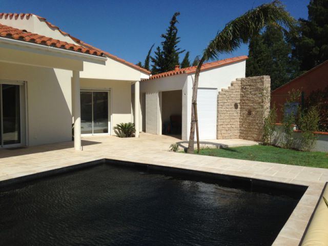 Une cuisine d'été pour vivre plus souvent à l'extérieur - Aménagement extérieur d'une villa avec patio et piscine