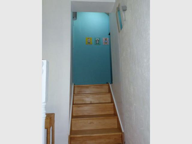 Un petit escalier à la place de l'ancienne trappe d'accès au grenier - Un grenier inexploité rénové en chambre pour enfants