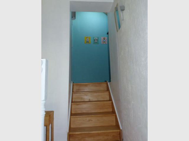 Un petit escalier à la place de l'ancienne trappe d'accès au grenier - Un grenier inexploité rénové en chambre pour enfants