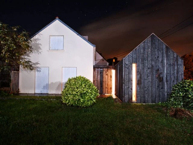 Une réplique miniature de la maison principale - Extension en bois brûlé dans le Morbihan