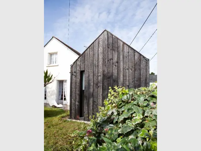 Une extension au style métissé - Extension en bois brûlé dans le Morbihan