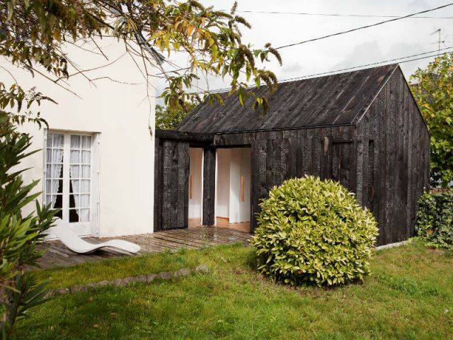 Une ouverture principale sur la terrasse - Extension en bois brûlé dans le Morbihan