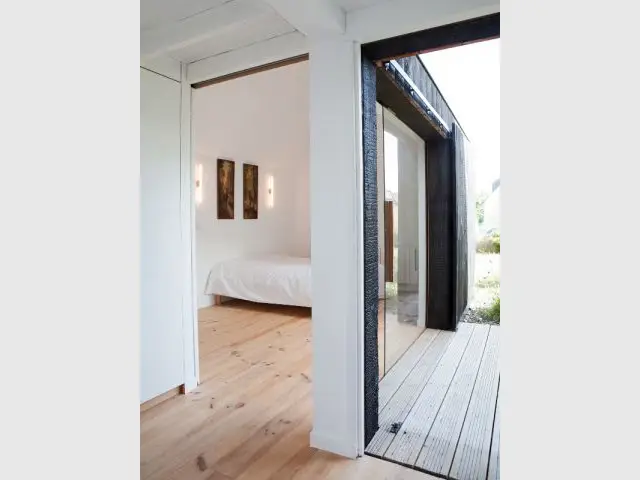 Une chambre sobre - Extension en bois brûlé dans le Morbihan