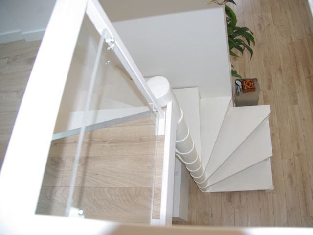 Un escalier hélicoïdal discret - Rénovation d'un trois pièces dans le 15ème arrt de Paris